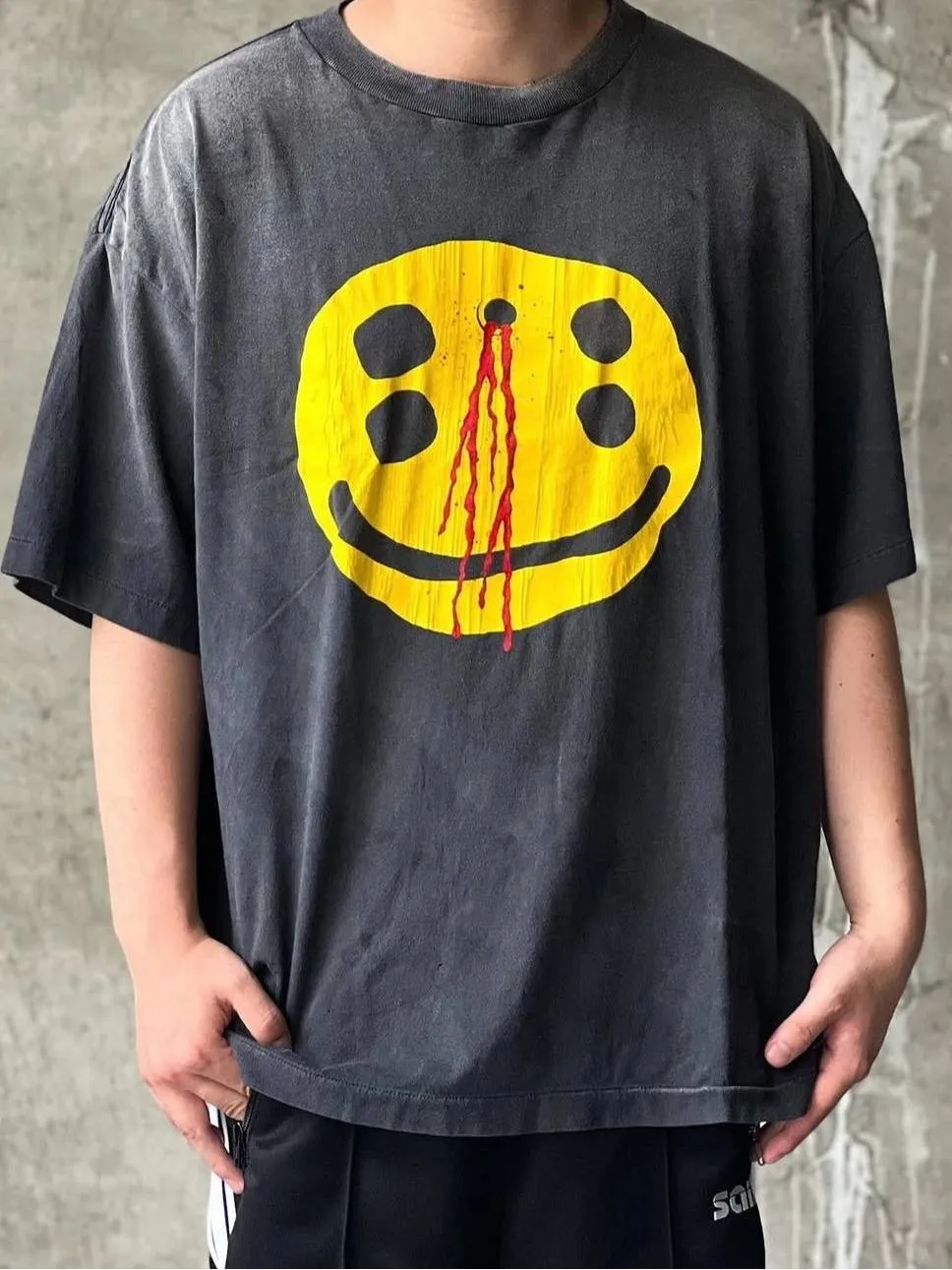 🧸CPFM co-branded Saint Micheal trendy brand washed distressed smiley face printed short-sleeved high street American casual T-shirt p136 Style number: 014-6 Size: S-XL The base coat is Assute dyed and sprayed with Maliu. It presents a retro and old texture. The pattern is hand-painted with a leather texture imprinting effect. 260g double washing and drying, plus soft fabric for comfort and durability. The color fixing effect is excellent. The bold smiley face pattern gives it a bold design. The oversized version can be worn by both men and women.